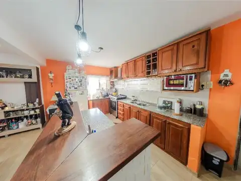 Completa Vivienda, En Amplia Esquina.