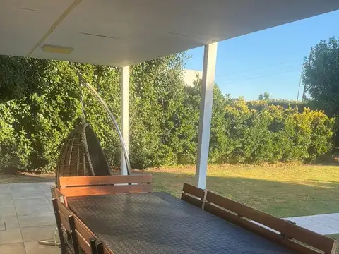 Casa en Alquiler con 2 cocheras