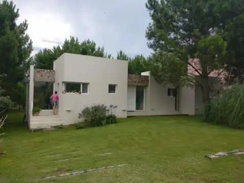 Casa en venta - 3 dormitorios 2 baños - 1300mts2 - Costa Esmeralda