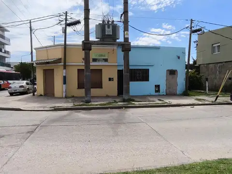 Casa con local. 8 y 145. Berisso. 2 dormitorios, garaje depósito,  terraza