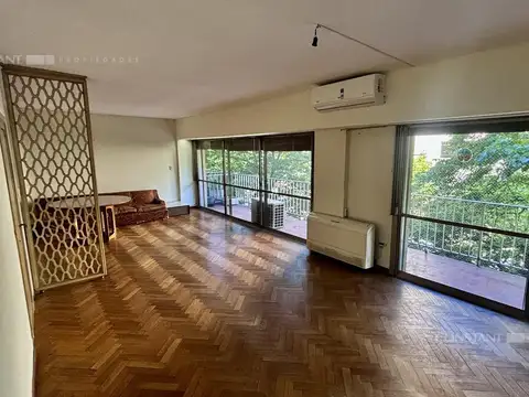 Piso al frente en venta de tres dormitorios con cochera en La Plata