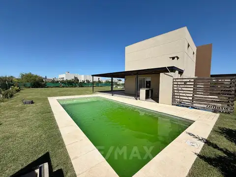 Casa 4 ambientes con 2 baños