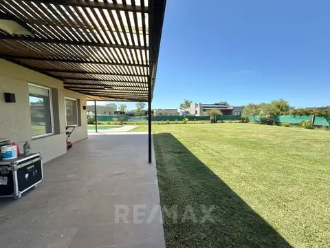 CASA 2 PLANTAS BARRIO SAN RAMON PILETA GALERIA