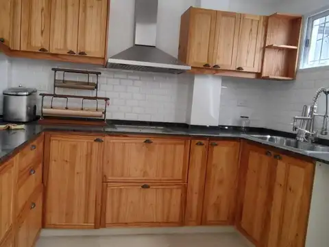 Casa 8 ambientes con 4 baños