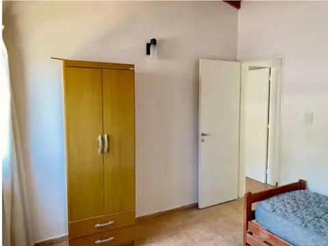 Duplex en venta: dos dormitorios, patio y cochera, con gas natural 