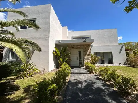 Casa 7 ambientes con 2 baños