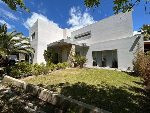 Venta casa 7 ambientes con pileta - Barrio Santa Catalina Villanueva