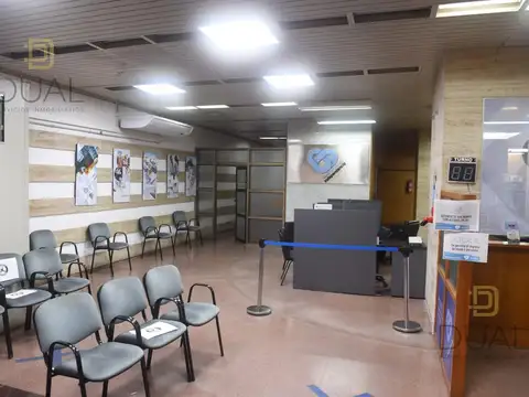 Oficina 18 ambientes con 4 baños