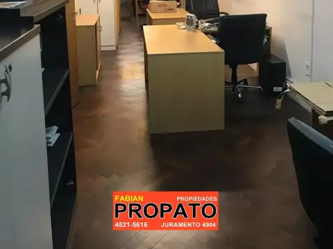 Oficina en un primer piso al frente por escalera con 2 baños y 5 oficinas!