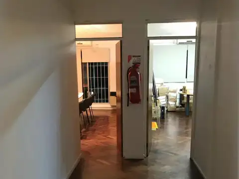 Oficina en un primer piso al frente por escalera con 2 baños y 5 oficinas!