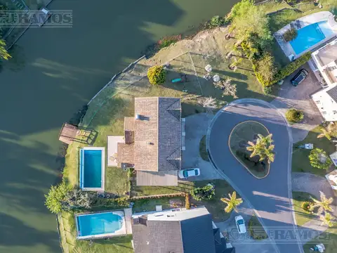 Casa a la laguna con 4 dormitorios en venta y/o alquiler en Barrancas del Lago.