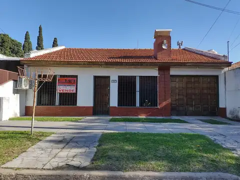 SOLIDO CHALET - BIEN DISTRIBUIDO - ACEPTA FINANCIACION