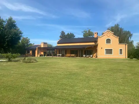 Casa en Alquiler con 2 cocheras