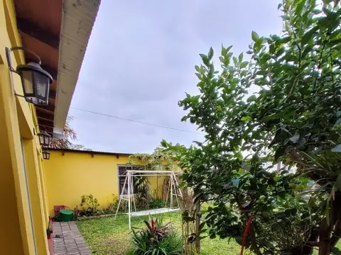 Casa 5 ambientes con 2 baños