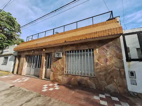VENTA | PERMUTA - Casa de 2 dormitorios con cochera y patio. Azcuénaga, Rosario.