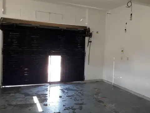 Local en venta - espacio principal y dos baños - 50 mts2 - Wilde