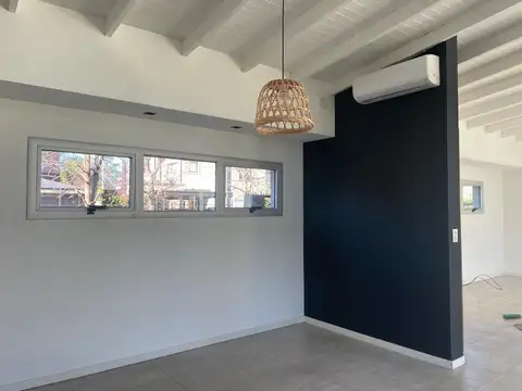 Casa en Alquiler con 2 cocheras