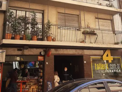 ALQUILER - 2 AMBIENTES AMPLIO - PLANTA BAJA - DOS PATIOS - LUMINOSO