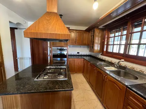 Casa 6 ambientes con 3 baños