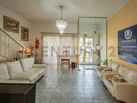 Propiedad de 229 m² en Lomas de Zamora. Con 4 consultorios, vivienda, jardín con pileta y quincho. I