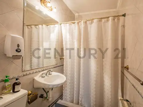 Propiedad de 229 m² en Lomas de Zamora. Con 4 consultorios, vivienda, jardín con pileta y quincho. I