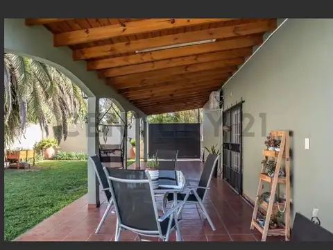 Casa en Venta con 2 cocheras