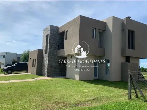 Casa en venta de 5 ambientes y pileta a la laguna. Barrio El Cantón Norte.
