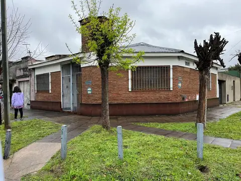 Dos PH en lote único – Esquina en Monte Chingolo