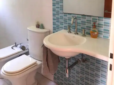 Casa 5 ambientes con 2 baños