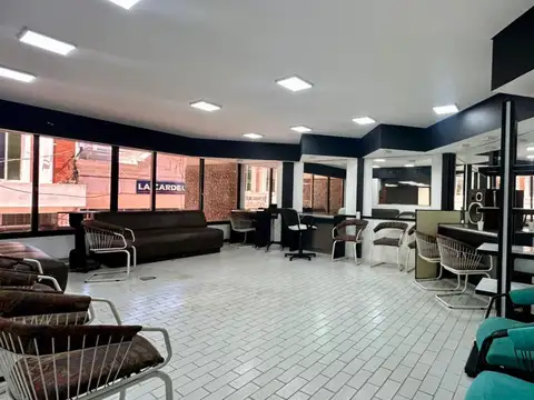 VENTA: local comercial al frente en plena peatonal San Martín, a metros de Calle Mendoza, Rosario.