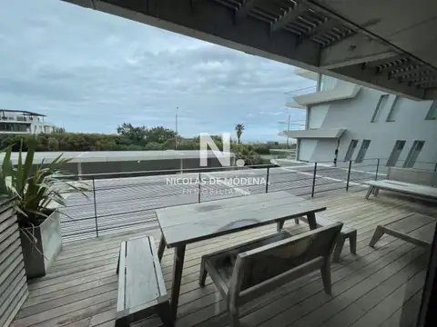 Vende apartamento en Manantiales de 2 dormitorios.