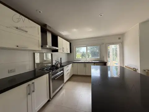 Casa en Alquiler con 2 cocheras