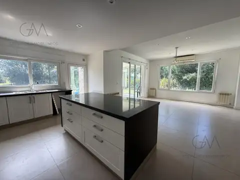 Casa 6 ambientes con 4 baños