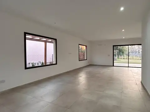 Casa 4 ambientes con 2 baños
