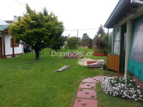 Casa 6 ambientes con 2 baños