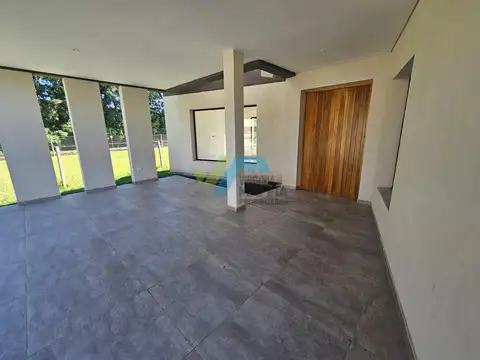 Casa en Venta con 3 cocheras