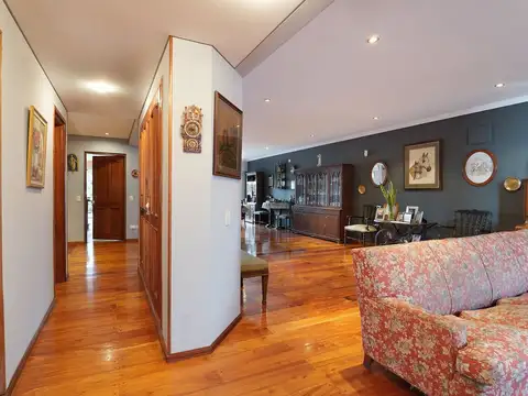 Casa 7 ambientes con 5 baños