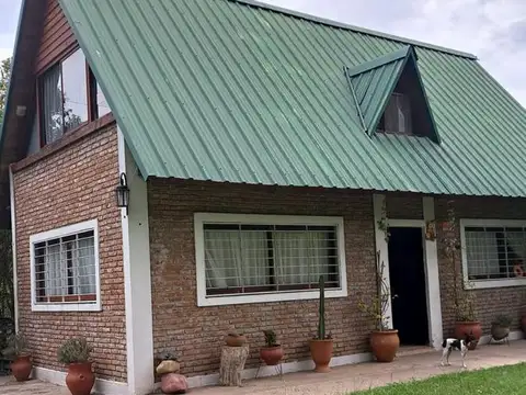 VENDE CASA CON HERMOSO PARQUE Y PILETA - ALVAREZ - LOS PINOS