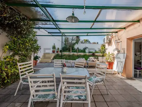 Casa en venta en Lomas de Zamora con pileta, quincho, terraza y amplios ambientes. Ideal para famili