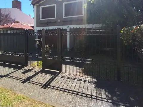 ALQUILER CASA PREMIUM – 4 DORMITORIOS + SECTOR DE SERVICIO + ESCRITORIO