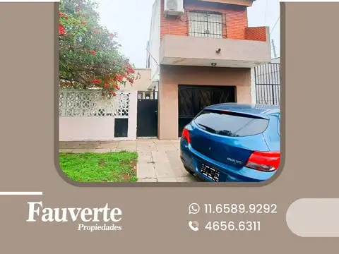 CASA EN 2 PLANTAS EN VENTA. MORON SUR