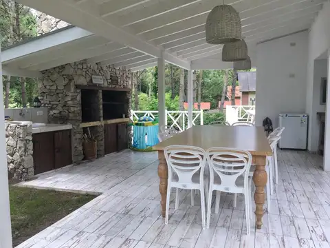 Lindisima casa con pileta en magnifico entorno de bosque