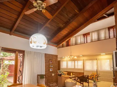 Casa 8 ambientes con 3 baños