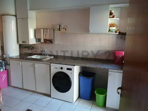 Casa 8 ambientes con 3 baños