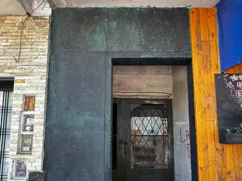 NUEVO VALOR - Importante esquina en Venta con 5 locales y posibilidad de edificar en Planta Alta