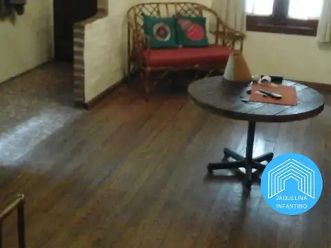 CASA DE 4 AMB. C/COCHERA Y AMPLIO FONDO