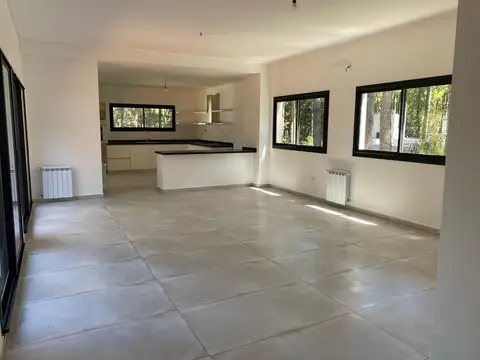 Casa 5 ambientes con 4 baños