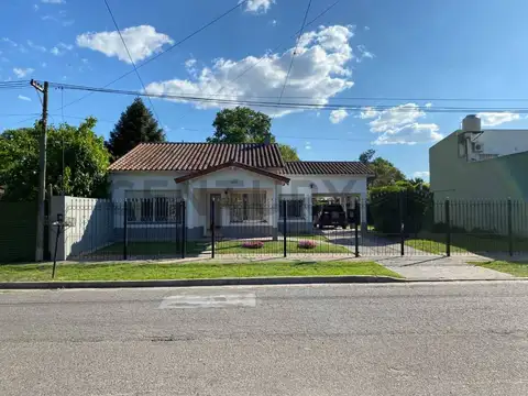 Casa de 2 Dormitorios y Parque en Venta en Villa Elisa