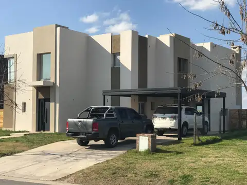 Casa en Alquiler Anual, en El Canton Barrio Islas a la laguna 