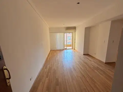 LUJOSO SEMIPISO AL FRENTE - COCHERA FIJA CUB.MUY COMODA -  PALIER PRIVADO 4 AMB.- 2 BÑS. - BALCON ATERRAZADO - IMPECABLEI